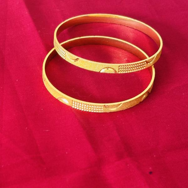 Gold plated textured classic bangle for women