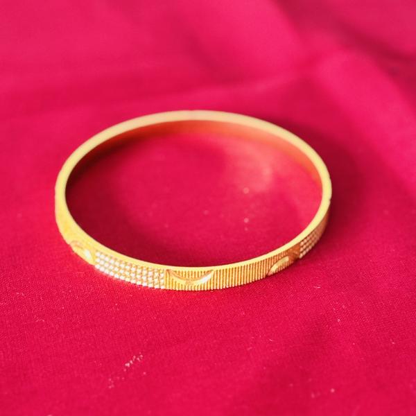 Gold plated textured classic bangle for women
